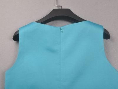 精美刺绣孔雀背心裙 中高端女装批发与互联网数据服务新机遇